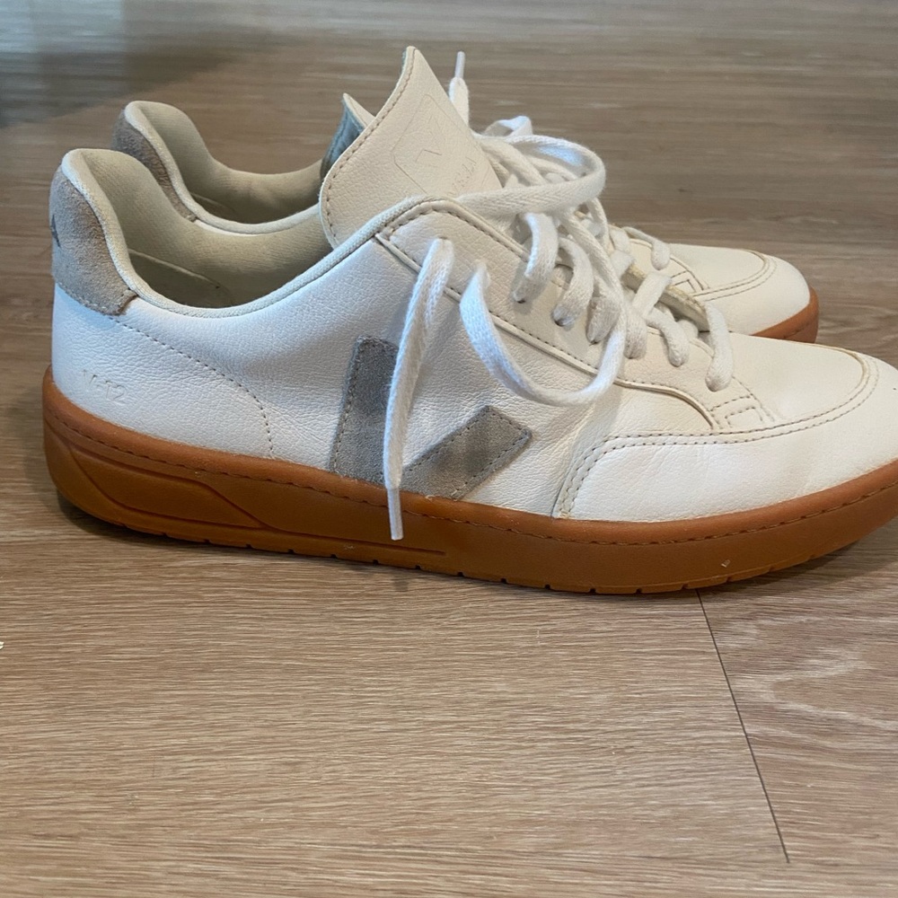 VEJA V-12 LEATHER WHITE NATURAL GUM SOLE  Size: M9